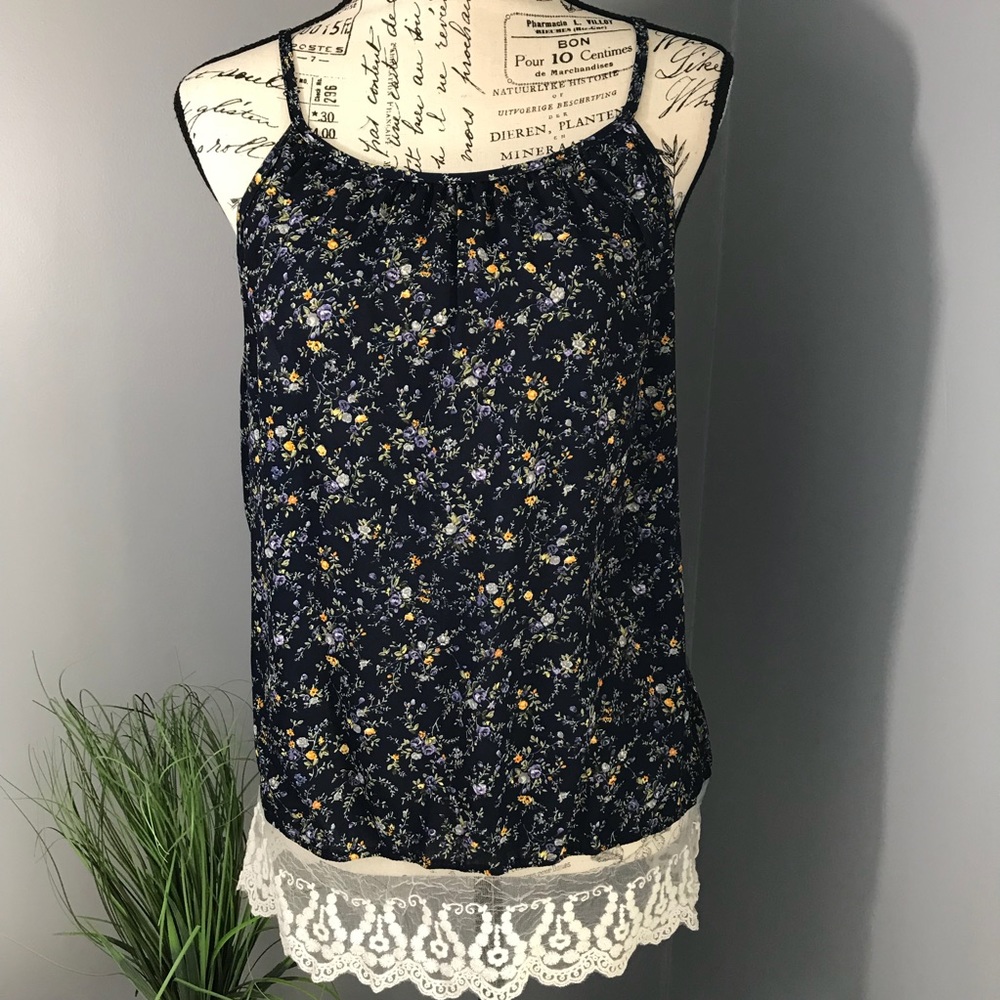 🆕🌸 Floral Laced & Embroidered Hem Top - Picture 2 of 8